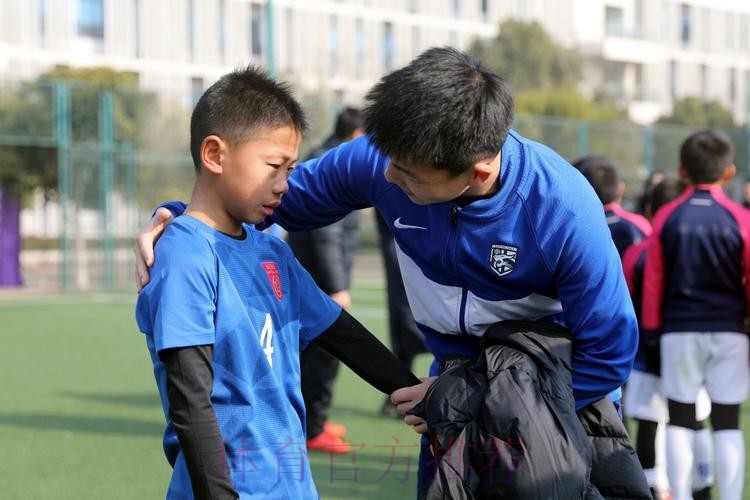 燕京啤酒2022中国足协杯“种子计划”走进张家港 前国脚周云再回母校 燕京啤酒2022中国足协杯“种子计划”走进张家港 前国脚周云再回母校